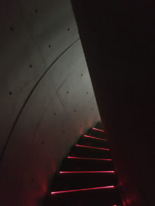 暗い螺旋階段