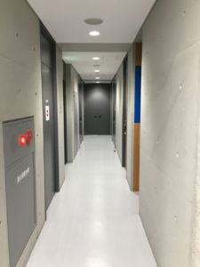 廊下とスチール製のドア