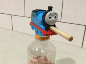 100円ショップのトーマスの鉛筆削りで削る